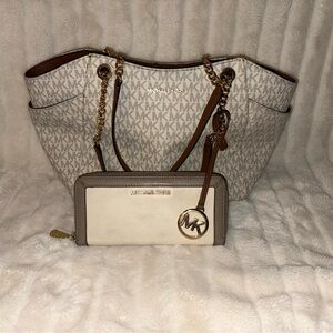 Micheal Kors Jet Set Large Signature Logo Shoulder Bag 
Color: Vanilla